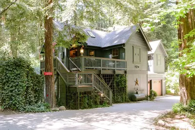Image de Molly’s Creekside Cabin, on Lovers Lane (Sonoma Wine Tasting/Biking Getaway)