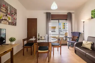 Image de \"Beach Residence 11\" avec balcon, barbecue, Wi-Fi et télévision par câble ; parking disponible