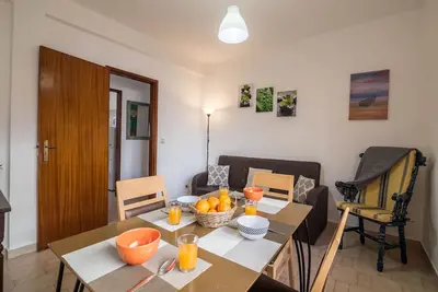 Image de \"Beach Residence 01\" avec terrasse, barbecue, Wi-Fi et télévision par câble ; parking disponible