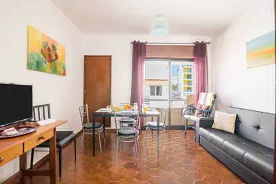 Image de \"Beach Residence 21\" avec balcon, barbecue, Wi-Fi et télévision par câble ; parking disponible