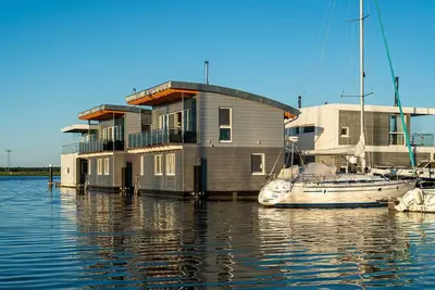Image de 10. floating houses (105 m²) Triton with sauna - Floating House Triton with fireplace and sauna