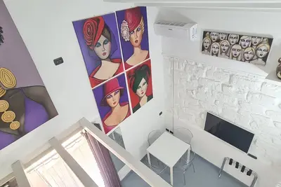 Image de Old renovated studio apartment in Town Hall Square with works on display