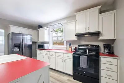 Image de Large home with character. 5 Miles to downtown