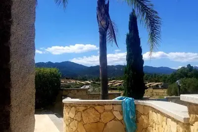 Villa avec piscine, zen et spacieuse. Plage de Cala Sinzias à 300 m.