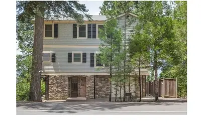 Image de Breathtakingly beautiful views from this lakefront home!