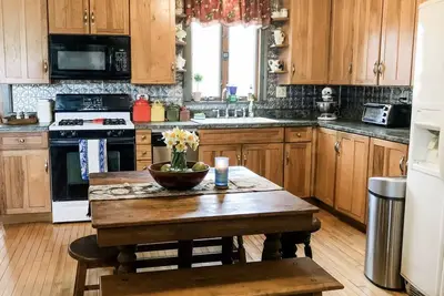 Image de 1820’s Farmhouse near Elk Mountain Ski Resort- 2 Bed 2. 5 Bath
