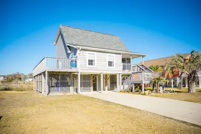 Image de It Depends: Beach Cottage Overlooking Davis Canal