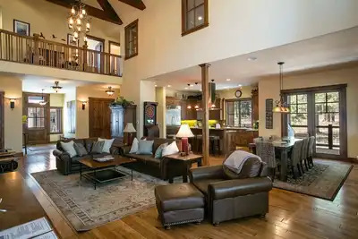 Image de Stunning 5 Br Home | Private Hot Tub| 2 Primary Rooms| Media Room, Pool Table & Ping Pong