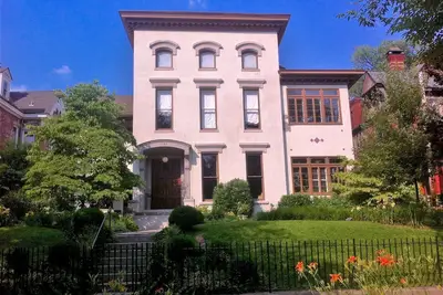 Image de Historic Mansion All Modern Amenities, Huge deck, Fire Pit, Hot Tub, Walk to Dine