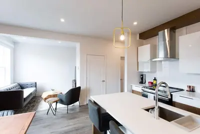 Image de Light Filled 2 Bdr Unit in Mile End by Denstays