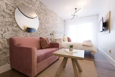 Image de 6768 - 302 · Perfect Business Trip Studio with Full Amenities by Denstays