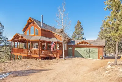 Image de Spacious dog-friendly homelo w/ large deck, free WiFi, & separate basement space