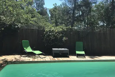 Image de T2 Rez De Jardin Proche Sainte Victoire Avec Piscine Privee Donnant Sur Pinede