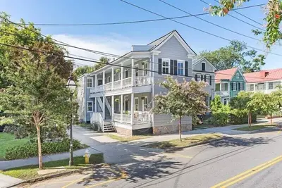 Image de 6 Bedroom Charleston Style Home w/ Parking!