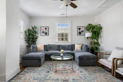 Image de Central & Comfortable Downtown Home