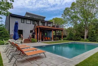 Image de Newly renovated contemporary with glimpse of Gardiners Bay, custom details. . .