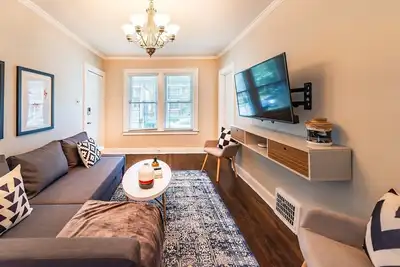 Image de Bright & Stylish Ferndale 2br Bungalow! Welcome!