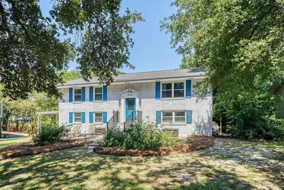 Image de 1010 E Ashley -Two Living Rooms and Kitchens - Porch - Steps to the Beach!