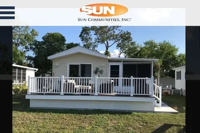 Image de Newly renovated, large deck, backs onto large pond
