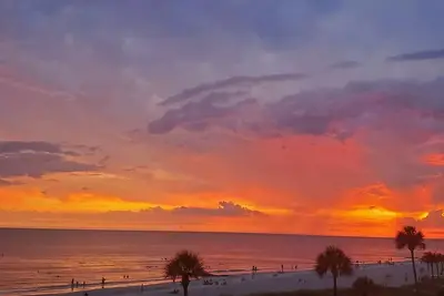 Image de Sunsets, Surf & Sand at beautiful beachfront condo