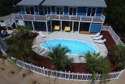 Image de Amazing Second Row Home with private salt water in ground pool