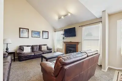 Image de Roomy townhouse with full kitchen, private hot tub & patio - near skiing
