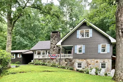 Image de Laurel Cove-Charming family home close to town and Highlands Country Club