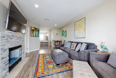 Image de Condo one block to Whitecap Beach with outdoor pool, hot tub, gym & sauna
