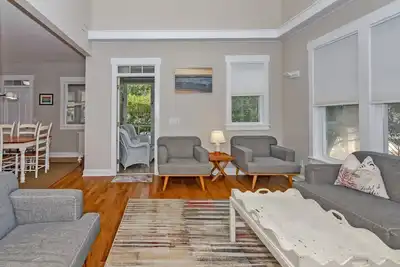 Image de Cottage located in the middle of the island and amenities. Screened in porch and open concept living