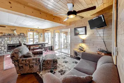 Image de Lakefront home with dock, swimming area, & wood stove - sunset views