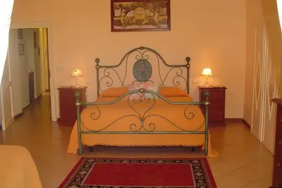 Central Apartment with terrace over gardens