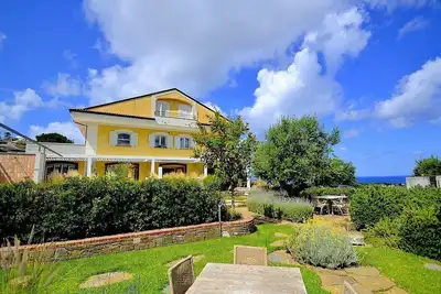 Image de Villa Mirca B: A welcoming apartment situated in a quiet location, a few minutes from the town center, with Free Wi-Fi.