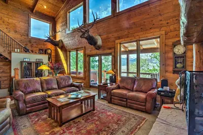 Image de Luxury Home w\/ Mountain Views, Hot Tub & Grill by RedAwning