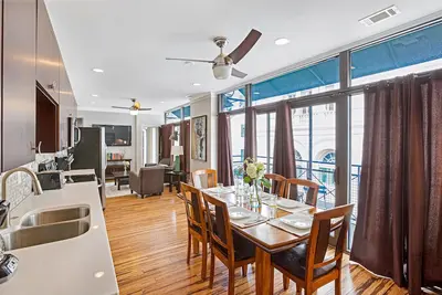 Image de Bright Historic District Condo with Balcony by Lucky Savannah