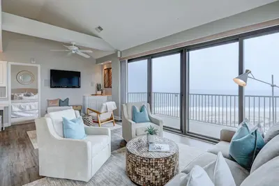 Image de Newly Renovated Oceanfront Penthouse With Wrap Around Deck