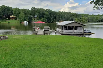 Image de Lake Wylie waterfront apartment with dock.