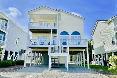 Image de 3 Minute Walk to Beach, 5br Home with Community Pool!