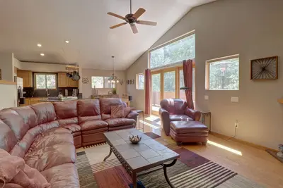 Image de Quiet Townhouse Snuggled up to a Wooded Mountain View Cs1