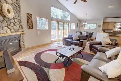Image de Luxurious Townhome Nestled in the Woods w\/Large Deck