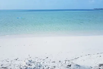 Image de 100ft from the most beautiful beach and crystal clear water, with free golf cart