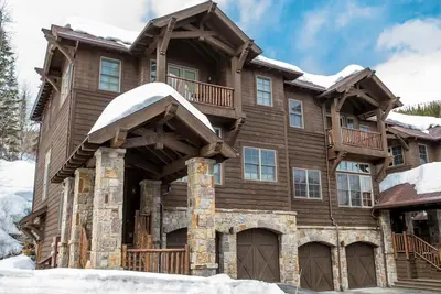 Image de Luxury Ski-In/Ski-Out 4 bedroom Townhome with Private Hot Tub & Heated Garage!