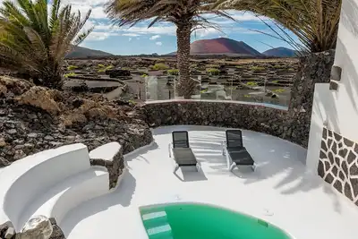 Image de An Oasis in the middle of the Volcano!