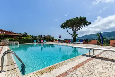 Image de Joli appartement avec piscine, climatisation, Wifi, terrasse, animaux admis et parking