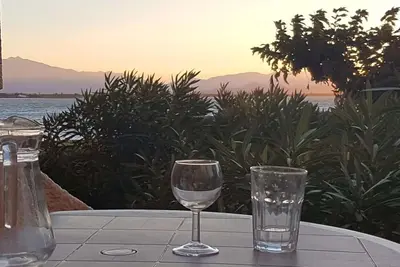 Image de T2 calme avec terrasse et accès à la piscine au bord du lac