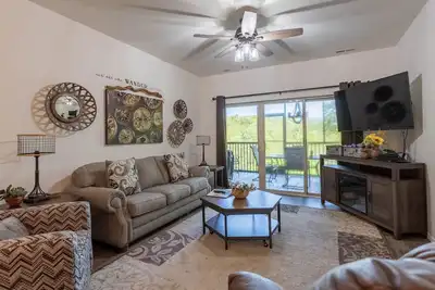 Image de Vacation, Golf, The Lake, or Shows. Welcome to “Simple Serenity”