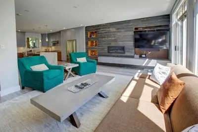 Image de Family Friendly 3br: Sleeps 8, Walk to Golf Course. Private Hot tub, Patio & Bbq