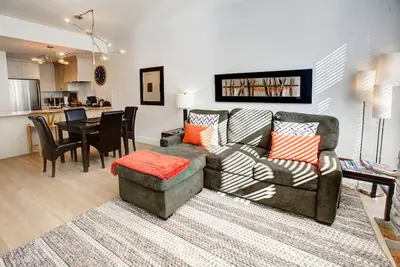 Image de Upper Village Modern 1br:Sleeps 4, Near Restaurants & Gondola!