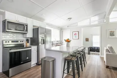 Image de Newly Renovated Woodstock Cottage - Great location- Pet Friendly