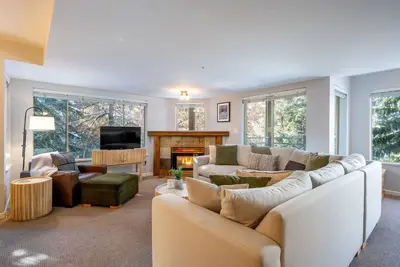 Image de Bright Whistler Village 2br: Walk to Gondola! Hot Tub & Free Parking!