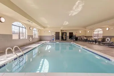 Image de 1 Bedroom Suite | Free Breakfast + Shared Pool On-Site | Near Edward Jones! Great for Business Travelers!